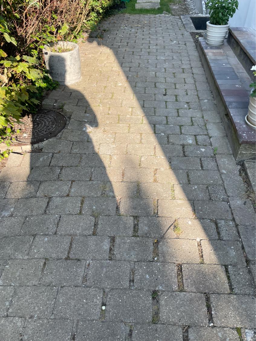 Vi har cirka 20 m2 fliser, der skal lægges om og grus/plan flade etableres igen