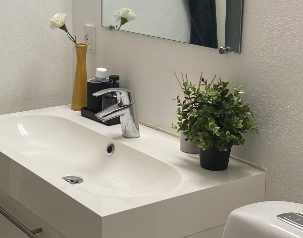 skifte fuge ved håndvask på toilet