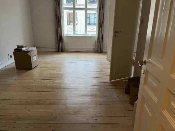 Slibning, færdiggørelse og mindre reparationer af 3 værelser, i alt 60 kvm