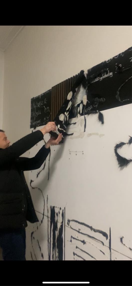 Spartle og slippe væg efter akustik væg