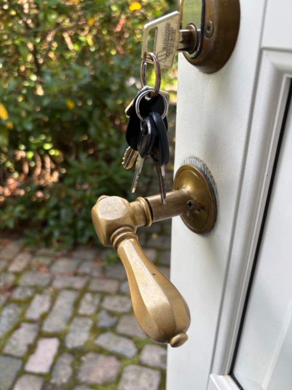 Reparation af messinghåndtag i yderdør.