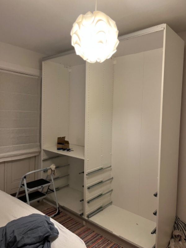 Skille klædeskab og bære ned fra første sal til garage. Front-låger og skuffer er båret ned. 