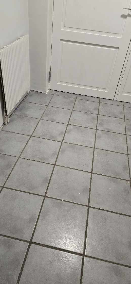 Udskiftning af fliser i entre, ca. 6 m2.