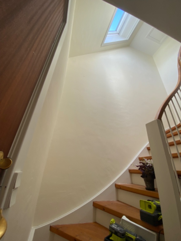 Maling af entre med trappe og højt til loftet
