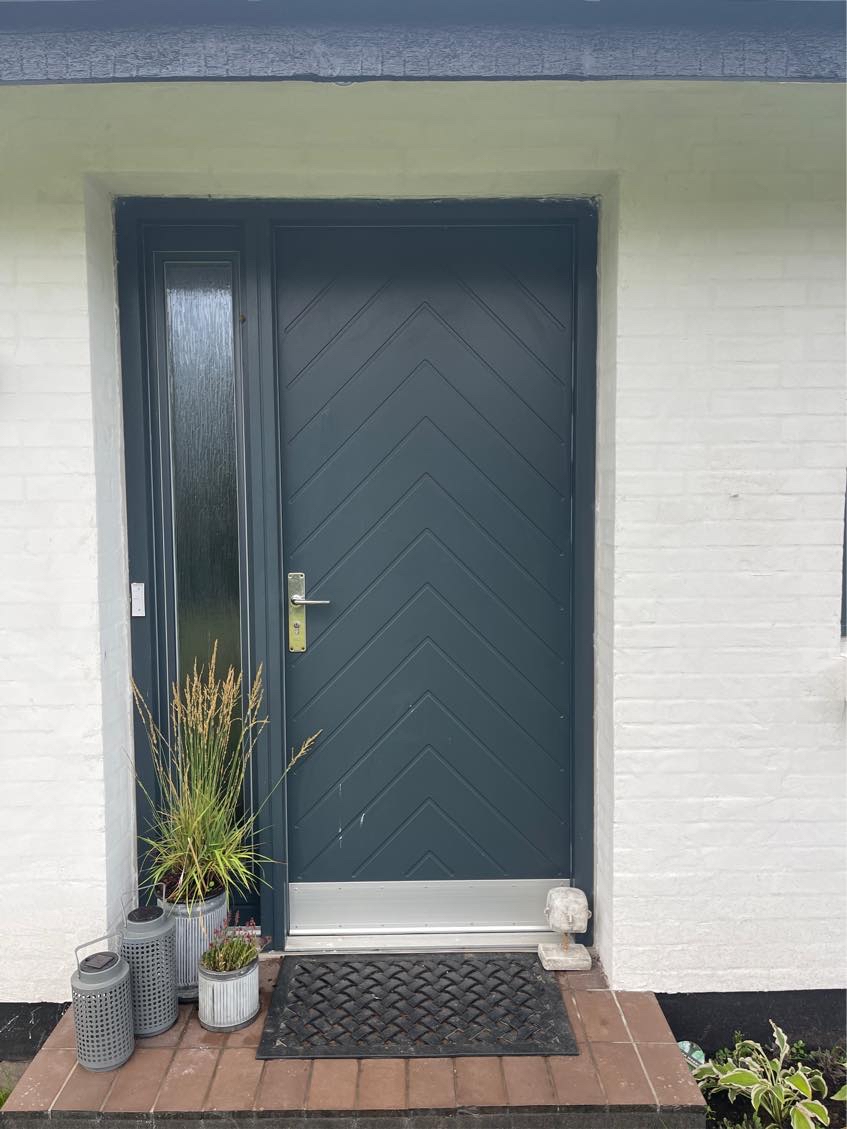 Jeg skal havde en kyndig maler til at male 2 hoveddøre og 7 vinduer og en dobbelt terrassedør. Det er træ/alu de er mærke lå nu og skal males sorte