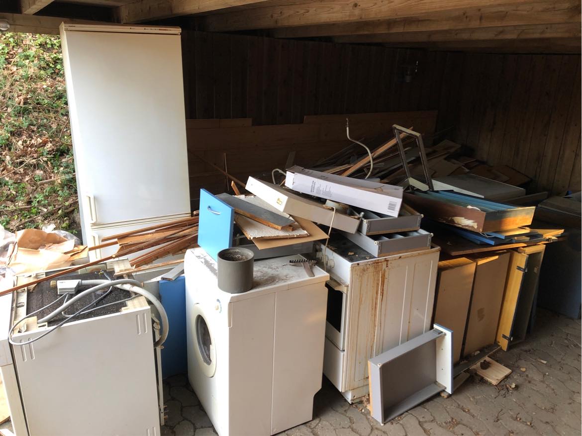 Hjælp til at fjerne nogle sager efter renovering af hus, en bunke leca beton en bunke træ pblidt forbskelling