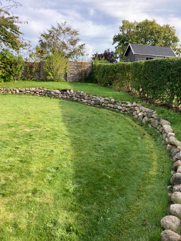 Ca 25 kvm græs skal graves op, og græstørv køres på genbrugsplads.