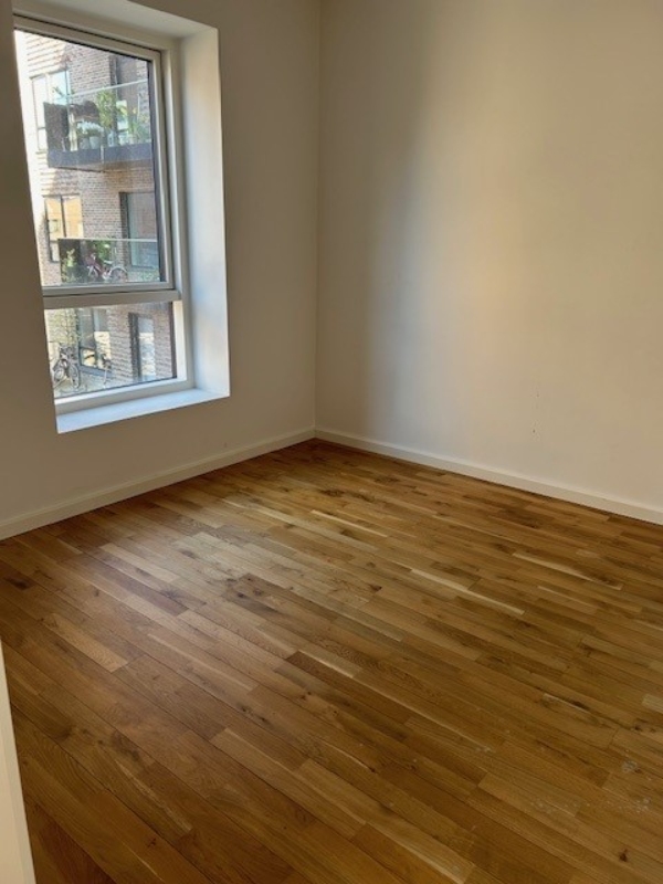 Opsætning af reoler og lamper i betonvægge