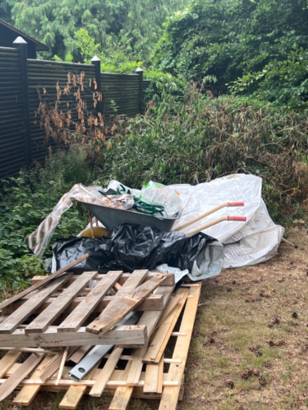 Fjernelse af haveaffald inkl en bunke jord
