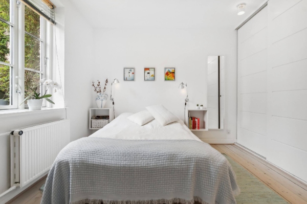 Indvendig maling af komplet ejendom. Byhus i Aarhus C, 3 etager. Boligarealet er 136 kvadratmeter stort, som er fordelt på 5 værelser.