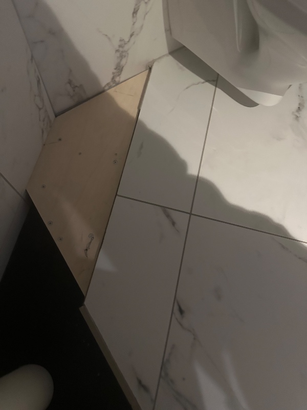 Montering af fliser ved toilet