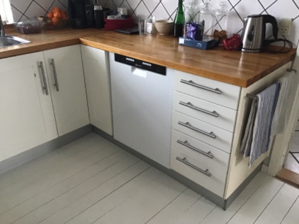 Udskiftning af låger/skuffer på mit gamle Ikea køkken. Jeg har ikke låger/skuffer. Så det skal være en der leverer alt.