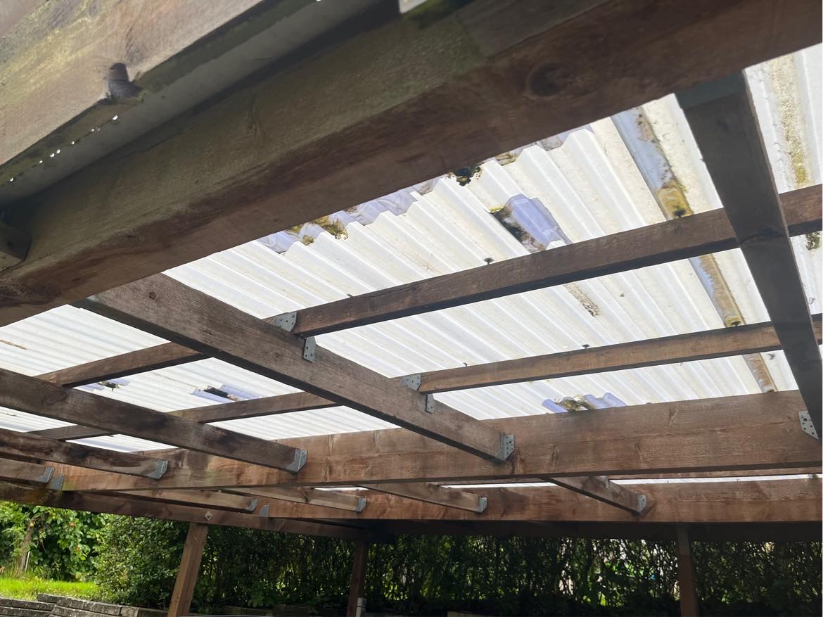 Skiftet tag og brædder på carport