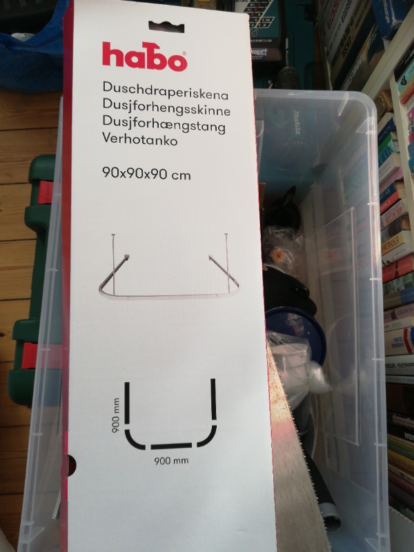 U formet badeforhængsstang skal hænges op.3 hylder skal bores op i fuge med 4 skruer til hver.