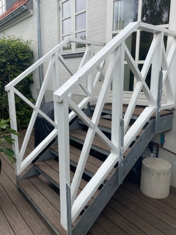 Maling (evt let afslibning) af gelænder fra stue ned til terasse og udskiftning at et enkelt bræt.