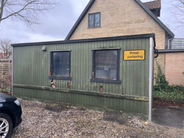 Nedrivning og fjernelse af skur med indhold størrelse 5,4x2,4 meter