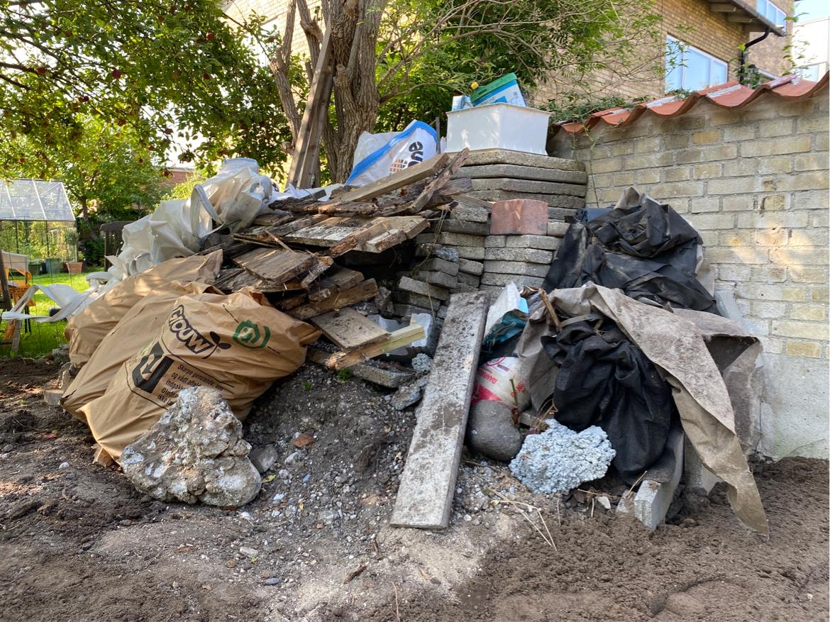 Hjælp til at fjerne fliser, haveaffald og lidt blandet byggeaffald