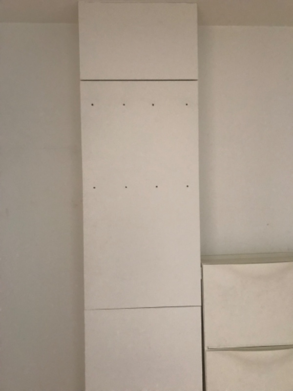 Ophængning af loftslampe, en boghylde, en opslagstavle og to knagerækker