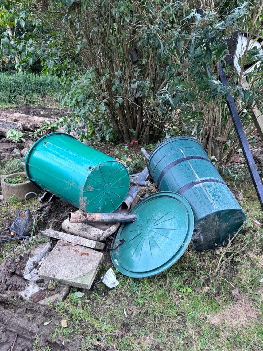 Fjerne loft i 2 rum og bortskaffe affald