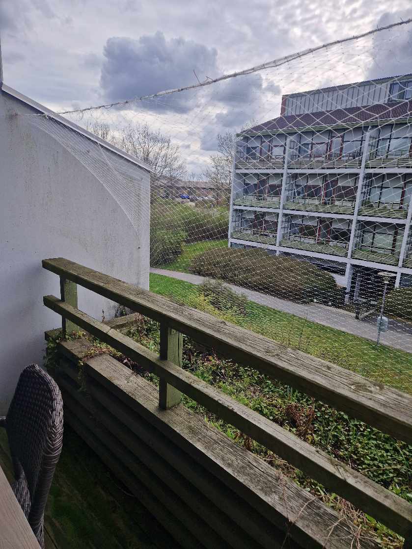 Hjælpe til at "opfinde", bygge og opsætte kattesikring af 2 altaner,  hhv 2x 7 meter og 1 x 7 meter