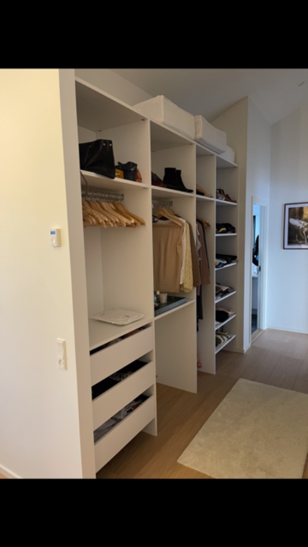 Fjerne garderobeskab uden døre + indsætte ny garderobeskab uden døre