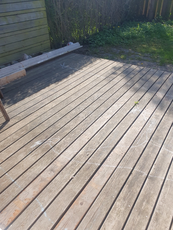 Rens og oliering af træterasse