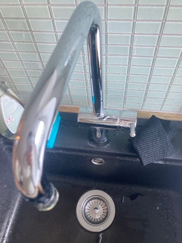 Utæt vandhane samt nyt brusehoved