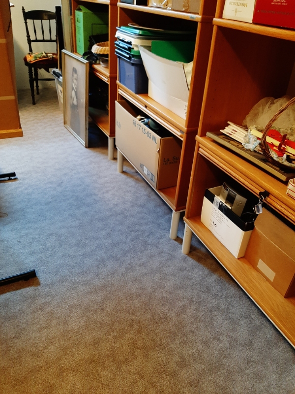 28 kvm kælderrum med gulvtæpper skal skære af og bæres op af kælderen pga. vand i kælderen.