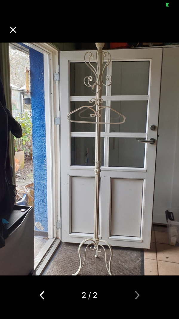 Jeg har købt to  stk møbler som skal hentes på Sønderbyvej 11, og køres til Skovhøjen 63