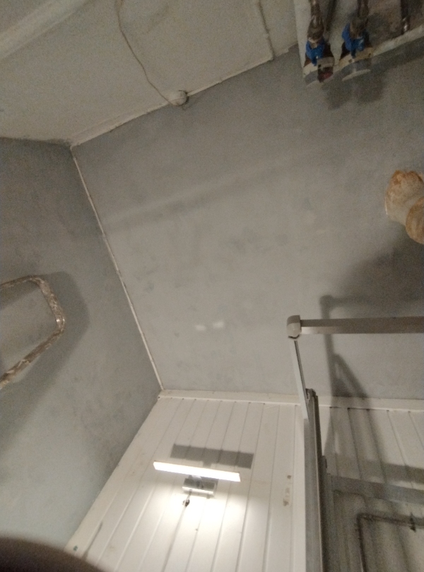 Slibe og male badeværelse væg +loft 