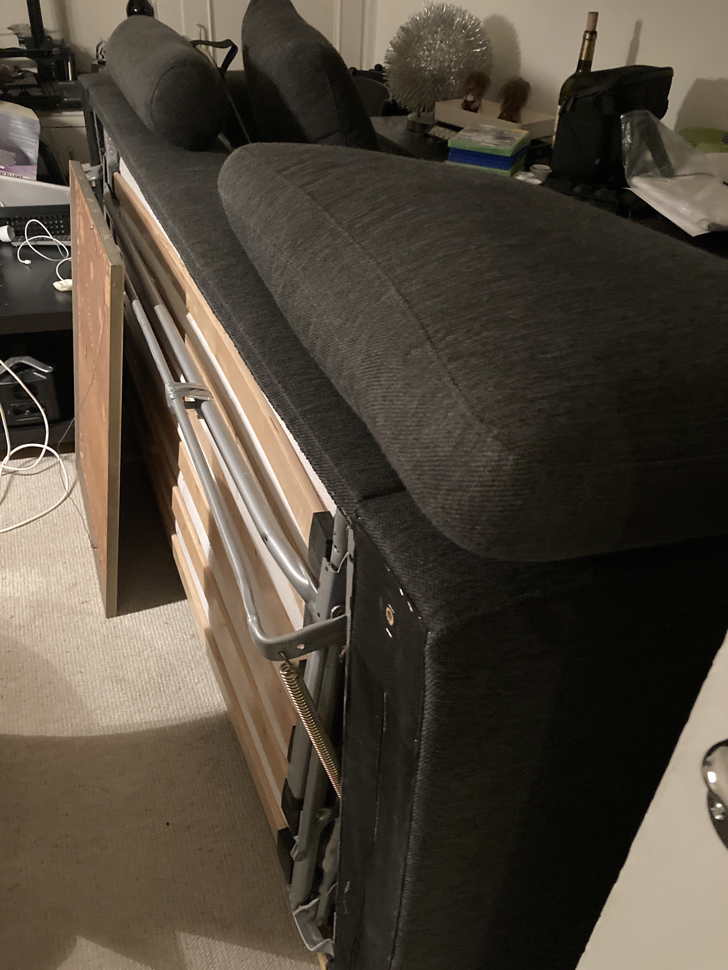 3 personers sovesofa og et par flyttekasser