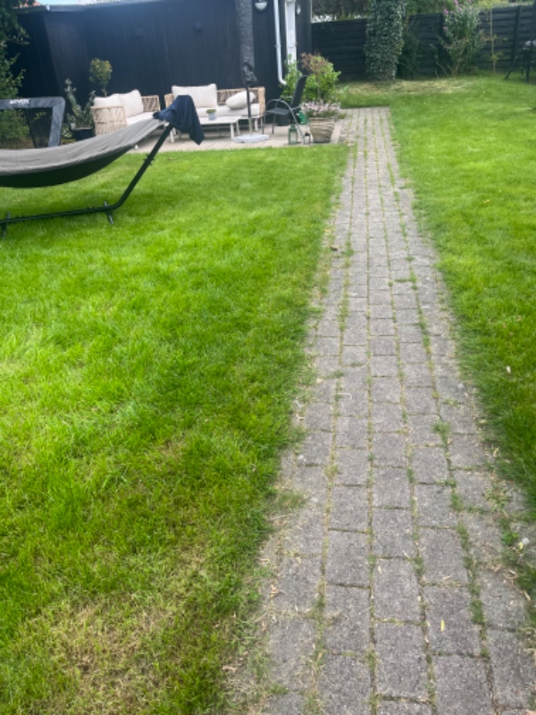 Havearbejde bed/og kanter langs indgang