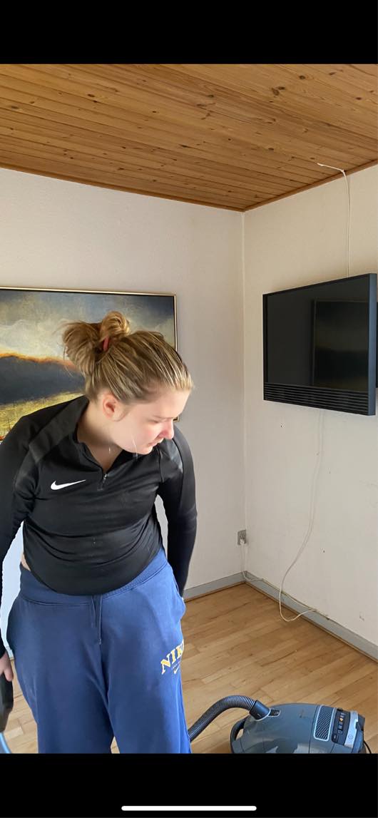 Skal ha’  flyttet et tv , der hænger på væggen, og få det sat op på en anden væg. Have flyttet antenne ledning på loftet. Der skal medbringes værktøj og måske en stige( har en stige med 4 trin)