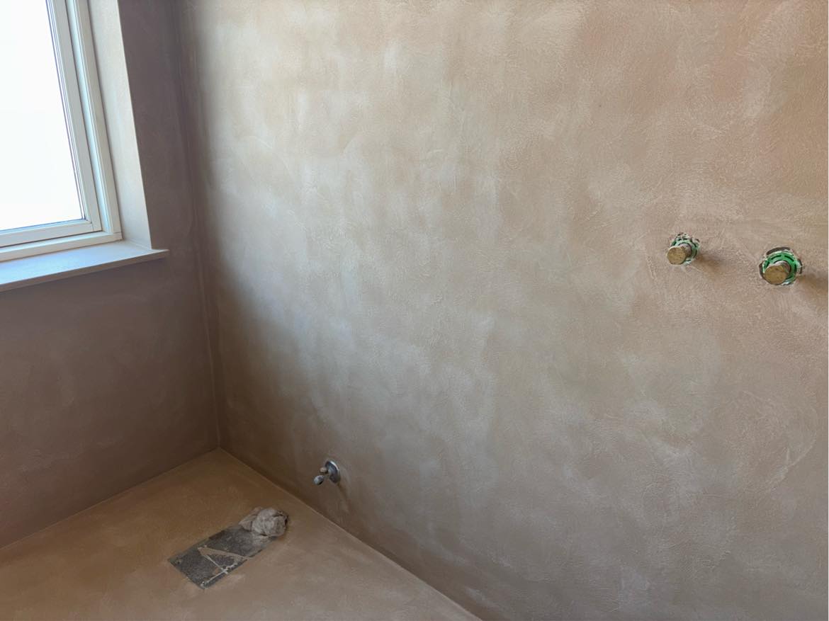 Montering af toilet, blandingsbatteri, brusearmatur og vandhane på badeværelse