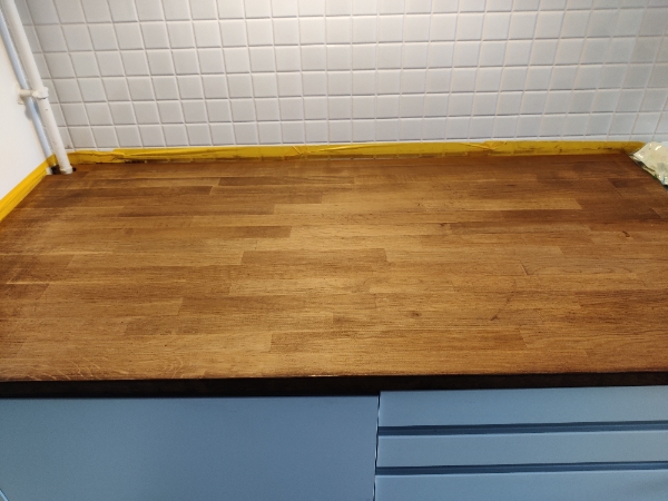 Afslibning og oliering af bordplade + tilskæring og påsætning af kantlister