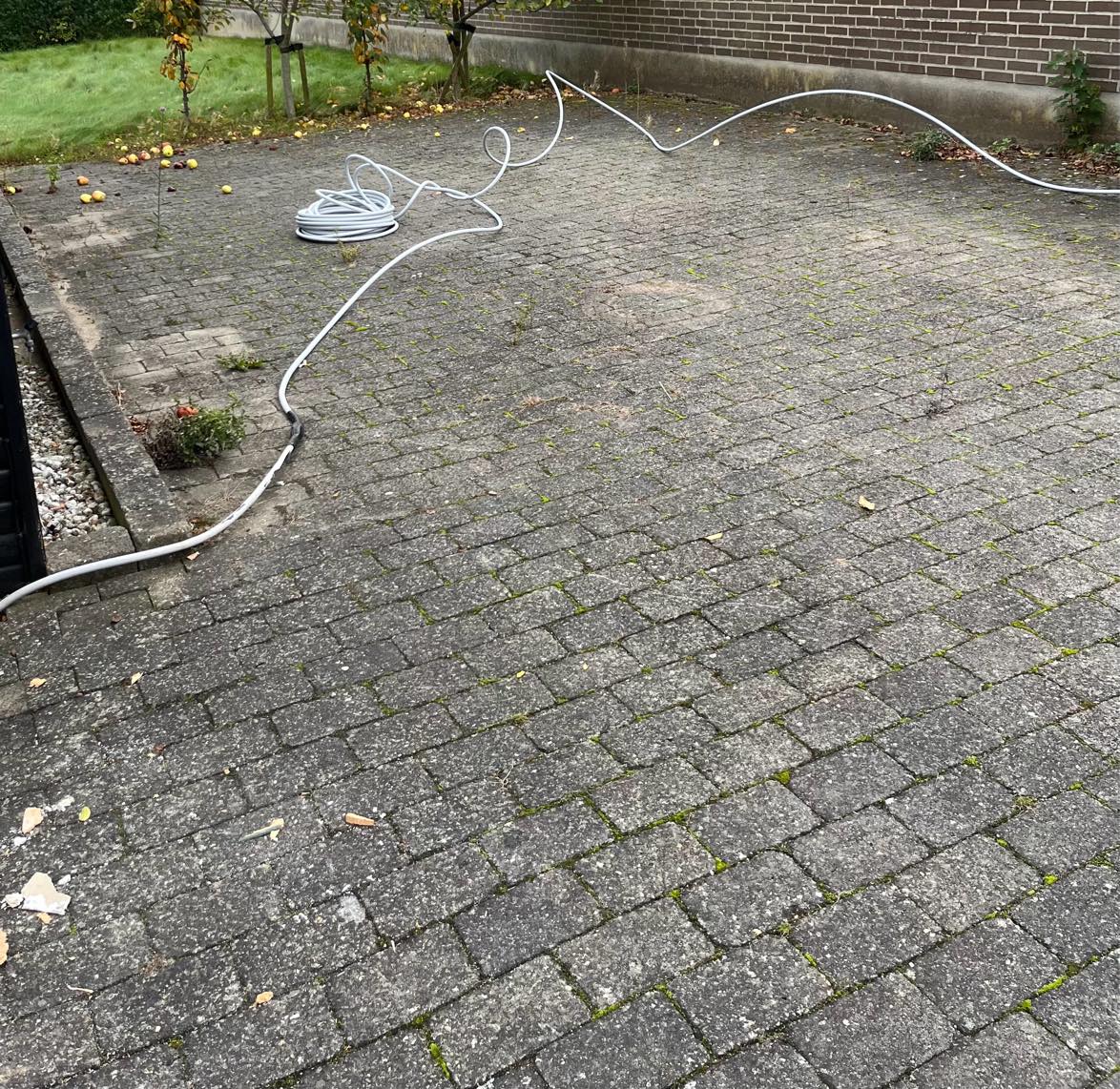 Tage fliser op af indkørsel og på lossepladsen