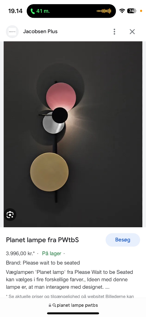 Hjælp til ophæng af to lamper, et spejl og et natbord.