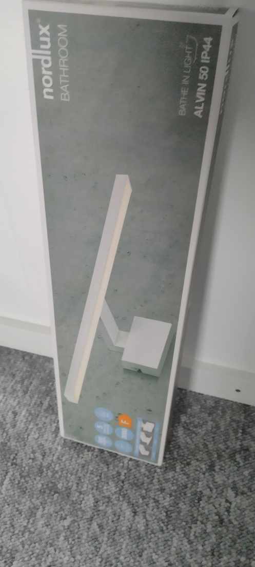 Skift lampe i badet. Hænge nyt spejl op.