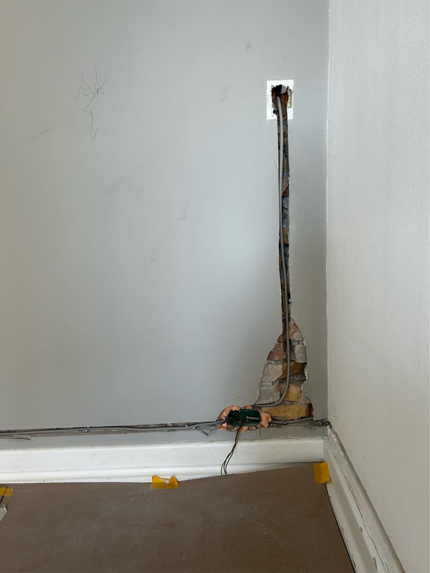 Murer til at lukke huller som er rillet ind i væggen