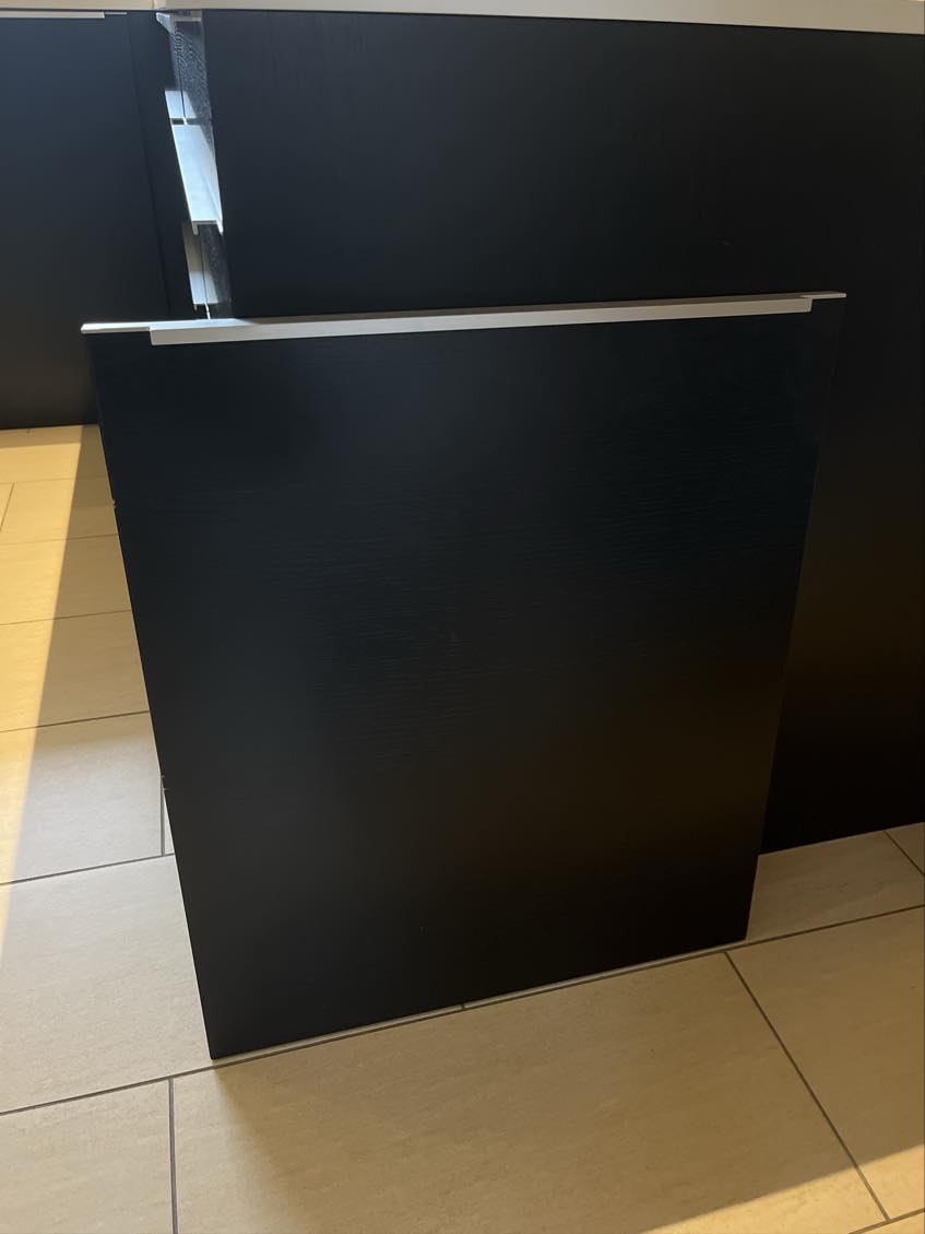 Montering af frontlåge på integreret opvaskemaskine