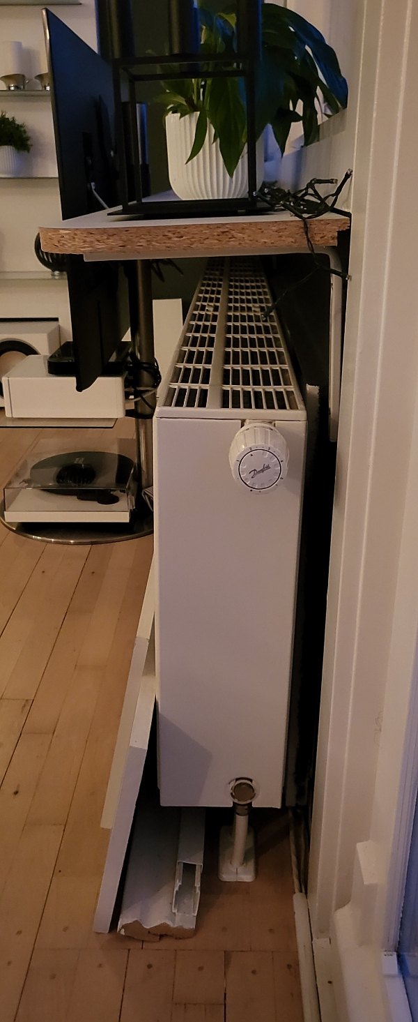 Vindueskarm + underhylde til DVD/CD