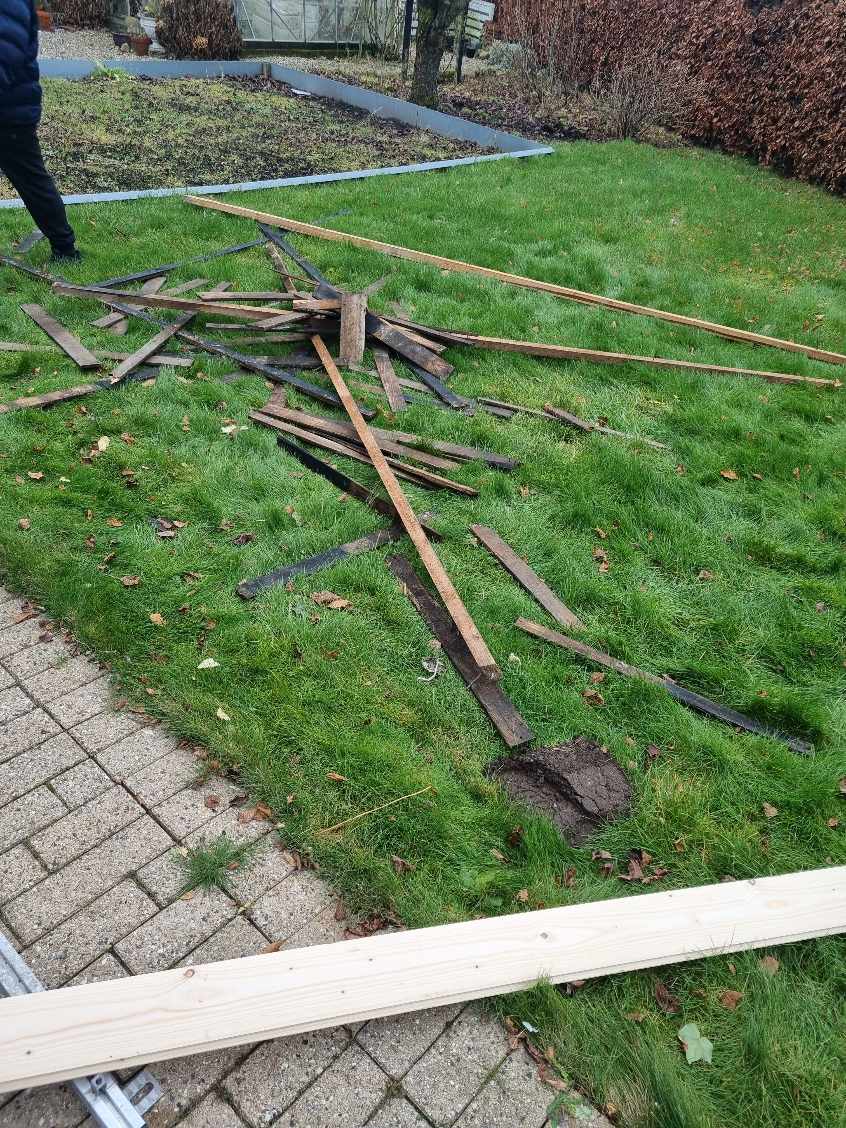 Jeg søger 1-2 som vil fjerne alt affald omkring mit hus som vi har renoveret