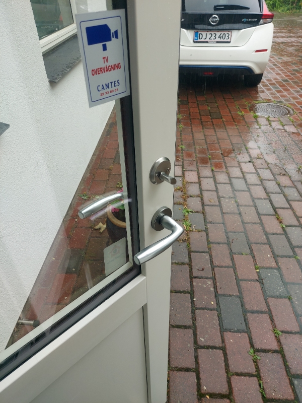 Låsesmed til jasafe dørproblem