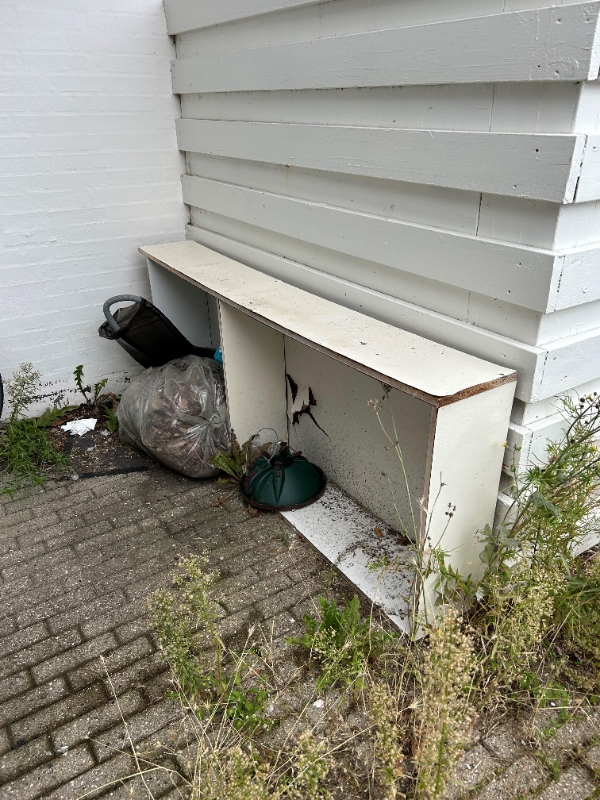 Fjernelse af sofa, bord, skab og skrald.