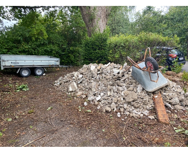 Fjerne murbrokker og brædder