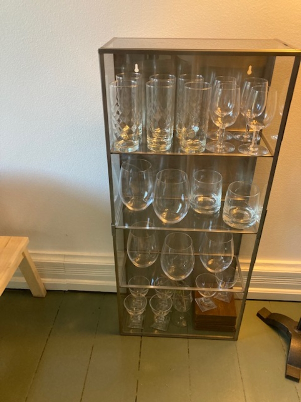 Jeg  har brug for hjælp til at sætte et vægskab op og til at hænge en loftslampe mm.