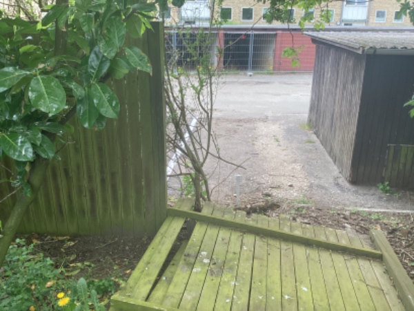 Reparation af hegn i Virum