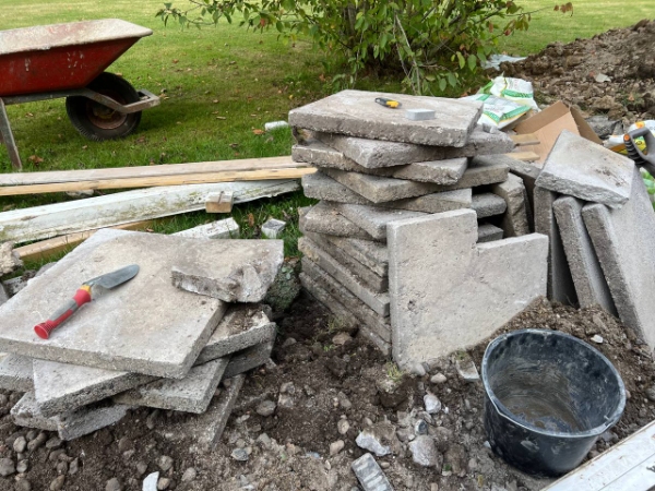 Fjerne jord og byggemateriale affald.