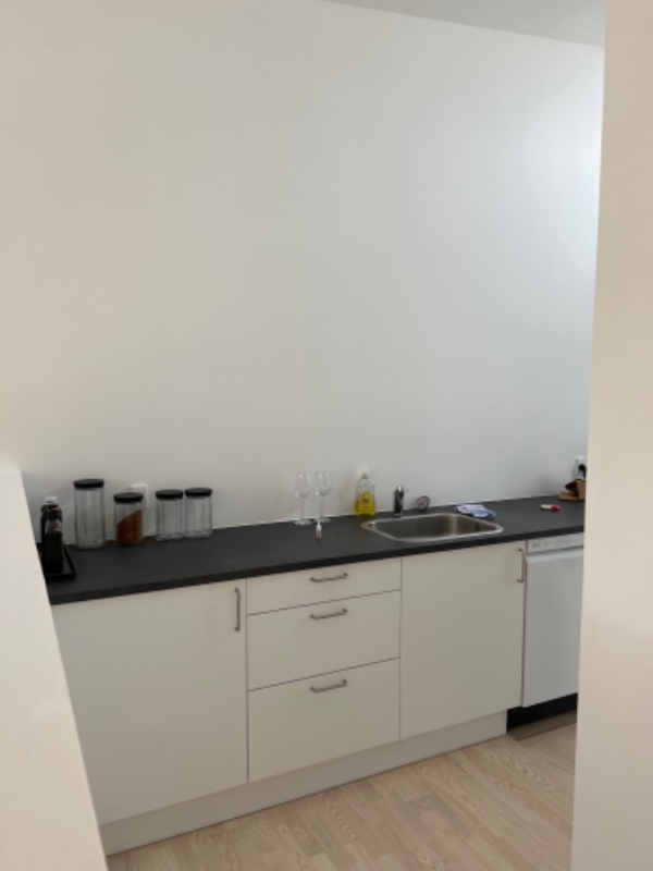 Opsætning af 4 overskabe i køkken