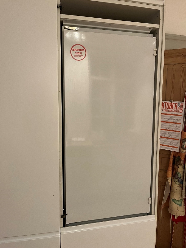 Montere front til indbygget køleskab og opvaskemaskine. Ældre Ikea skab